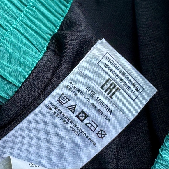 GapFit G Sprint Running Shorts Crinkle Jade Stone Green Size M | 3" High Rise - Picture 5 of 12